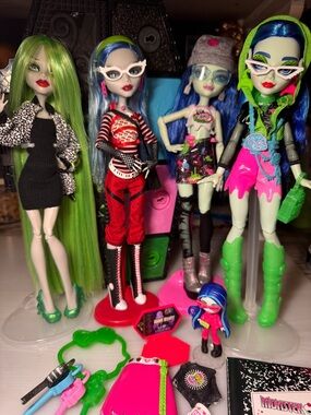 Monster High Green & Blue Ghoulia Yelps Doll doll lot